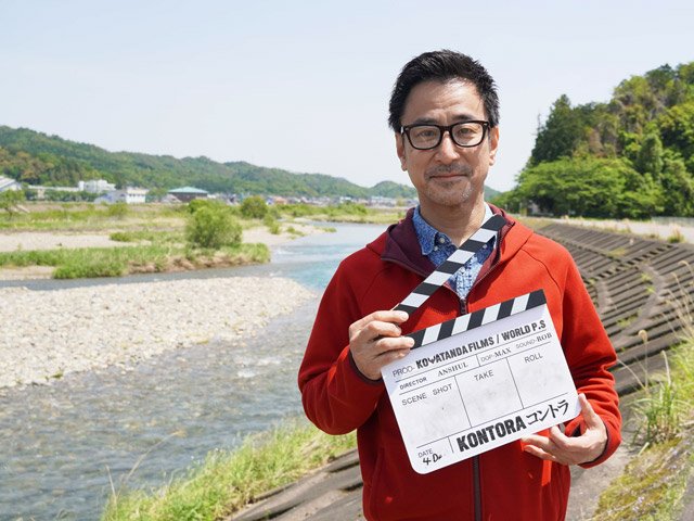 父親役で出演した山田太一さん。手にしているのは撮影で使ったカチンコ＝関市武芸川町