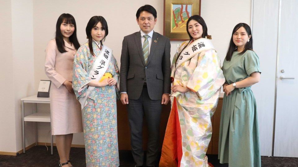 ４代目濃姫に選ばれた安藤風季さん（右から２人目）ら＝岐阜市役所