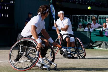 　車いすの部男子ダブルス１回戦でプレーする小田凱人（右）、ダニエル・カベルサスチ組＝ウィンブルドン（共同）