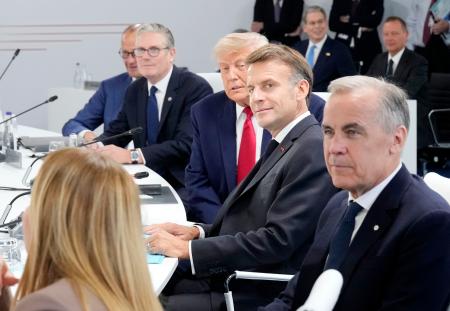 　最終日の討議に臨むフランスのマクロン大統領（右手前から２人目）とトランプ米大統領（同３人目）ら。Ｇ７サミットはウクライナ、中東など地域情勢に関する共同声明を出した＝１７日、フランス東部エビアン（共同）