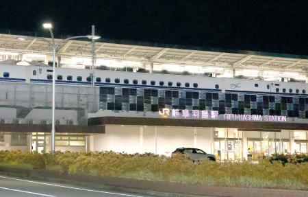　岐阜羽島駅に停車するこだま７６４号＝１７日深夜