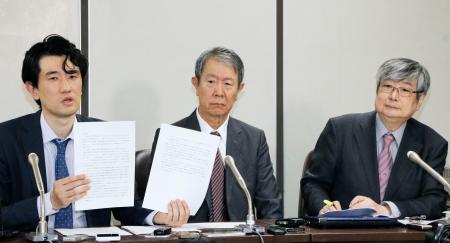 　東京地裁判決を受け、記者会見する江蔵智さん（中央）と弁護士ら＝２１日午後、東京・霞が関の司法記者クラブ