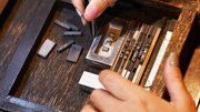 「チェース」と呼ぶ枠の中に活字を組み付ける。大小さまざまな部品を差し込みながら、レイアウトを整えていく＝岐阜市湊町、ＯＲＧＡＮ活版印刷室