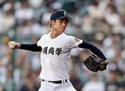 　東洋大姫路戦で６回１失点と好投した沖縄尚学・新垣有＝甲子園