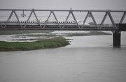 台風７、８号接近に伴う大雨で増水した川を渡る東海道新幹線＝２７日午前９時６分、大垣市内、揖斐川（撮影・堀尚人）