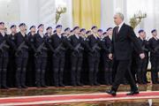 　２３日、モスクワのクレムリンで勲章授与式典に参加したロシアのプーチン大統領（手前右）（大統領府提供・タス＝共同）