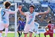 富山×ＦＣ岐阜＝後半１５分、３点目のゴールが決まり、喜ぶＦＣ岐阜のＦＷ山内寛（右）とＦＷ村田＝富山県総合運動公園陸上競技場
