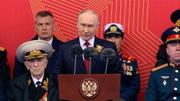 　９日、第２次大戦での対ドイツ戦勝８１年を祝う軍事パレードで演説するロシアのプーチン大統領＝モスクワ（ロシア大統領府提供・ロイター＝共同）