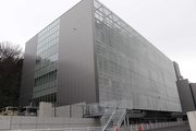 新たにオープンした県総合医療センターの南棟＝岐阜市野一色 同じテーマの画像