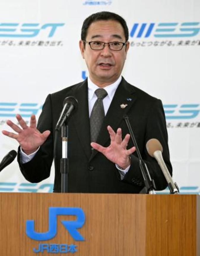 　記者会見するＪＲ西日本の林秀樹岡山支社長＝１日午後、岡山市