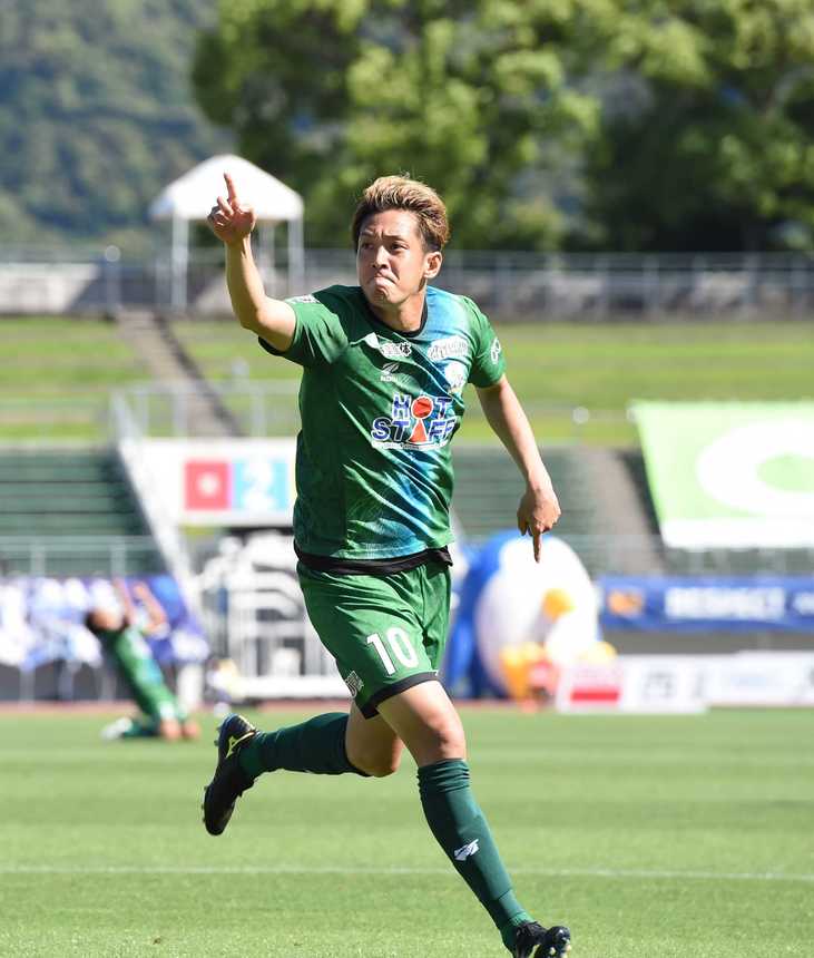 ＦＣ岐阜×鹿児島＝後半１６分、先制ゴールを決めたＦＣ岐阜のＭＦ庄司＝長良川競技場
