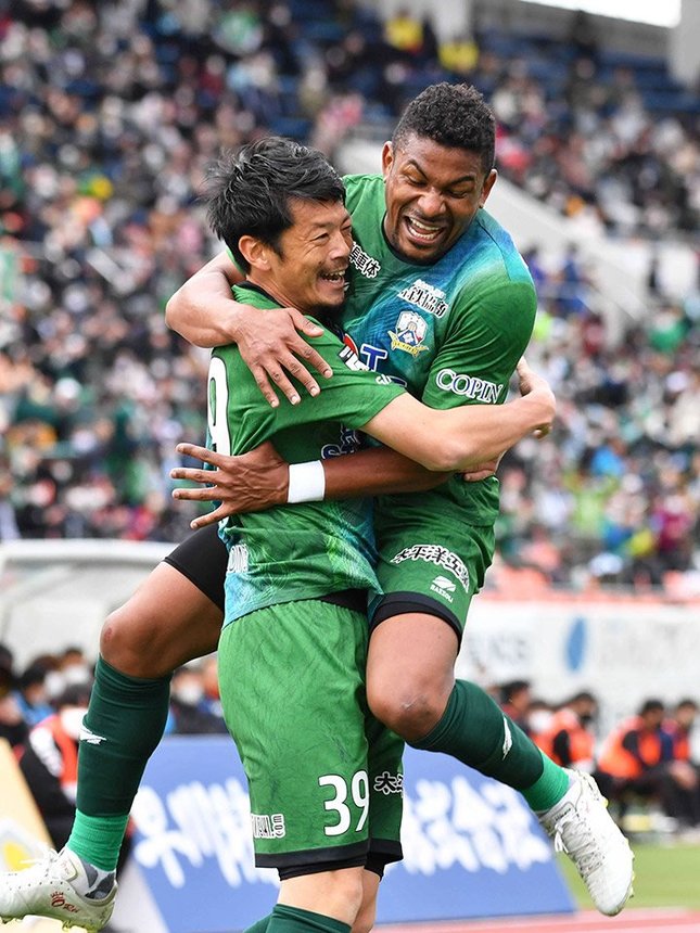 ＦＣ岐阜×愛媛＝前半３０分、追加点となるゴールを決めたＦＣ岐阜のＭＦ畑（左）と飛びついて喜ぶＭＦヘニキ＝長良川競技場