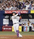 　３回全パ無死一、二塁、頓宮が左越えに３ランを放つ＝京セラドーム