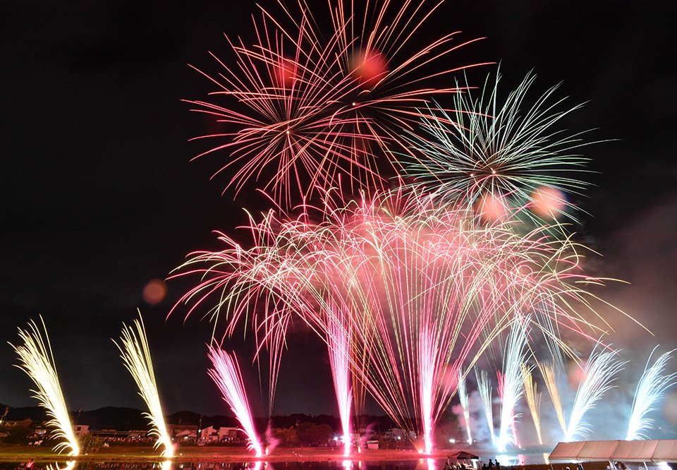 関市の夜空と川面を鮮やかに染めたスターマイン＝１３日午後８時、同市稲口、津保川河畔（撮影・山田雄大）