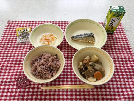 　福岡市の市立学校の一部で提供された給食＝１５日（福岡市教育委員会提供）