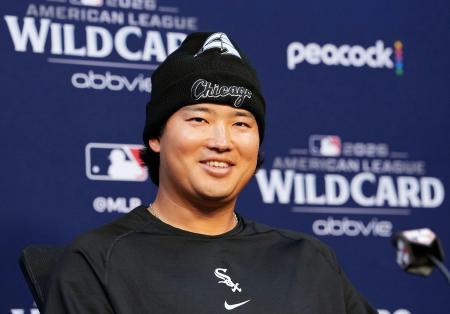 　ワイルドカードシリーズを前に、記者会見するホワイトソックス・村上＝２８日、ヒューストン（共同）