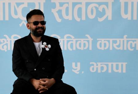 　ネパール・ジャパにある党の事務所で話をするラッパーのシャハ前カトマンズ市長＝２月（ロイター＝共同）