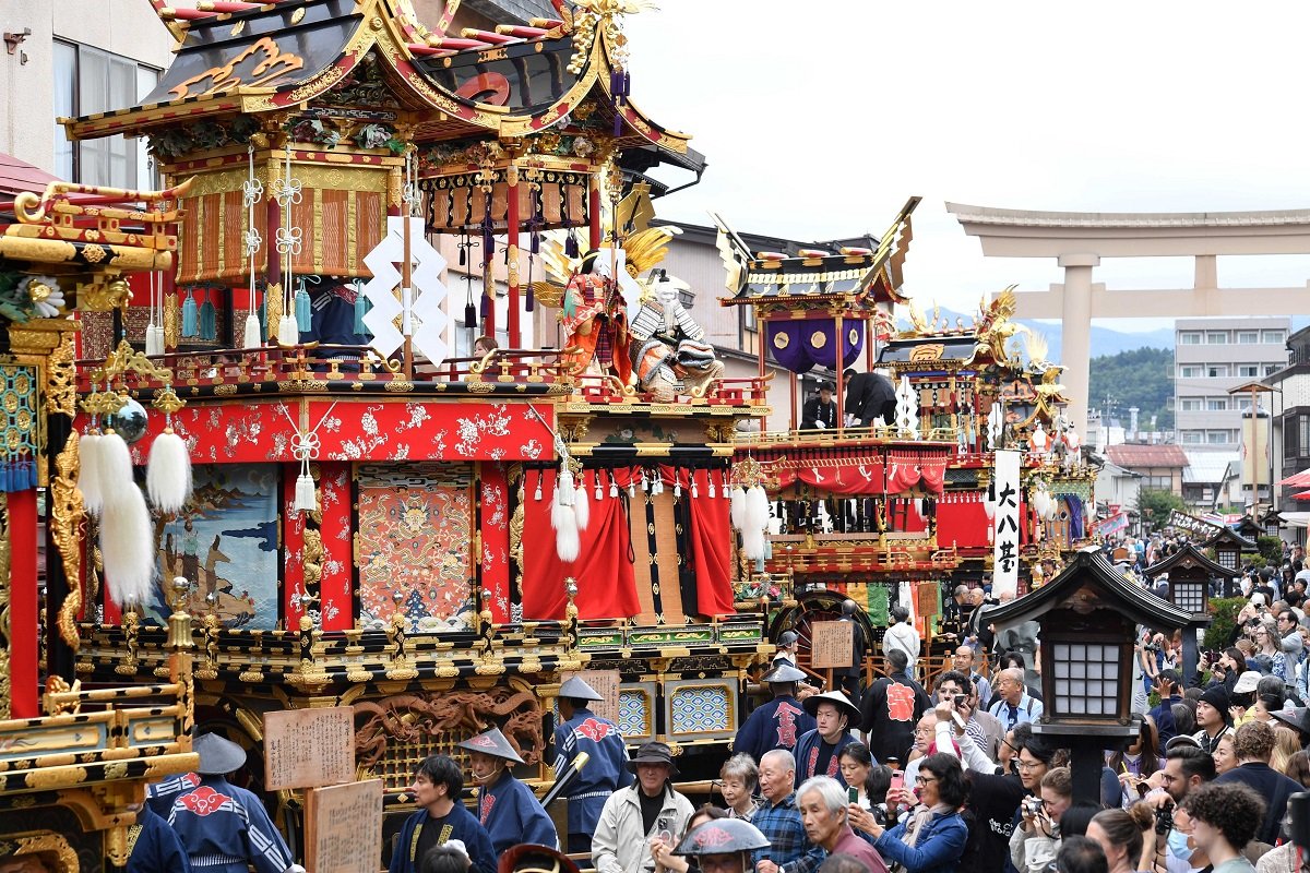 秋の高山祭で曳き揃えられる屋台＝９日午前９時５分、高山市八幡町（撮影・坂井萌香）