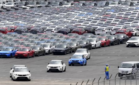 　輸出拠点の横浜港で運搬船に移動する自動車＝４月