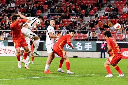 　名古屋―浦和　延長後半、ヘディングで決勝ゴールを決める浦和・南野（左から２人目）＝豊田