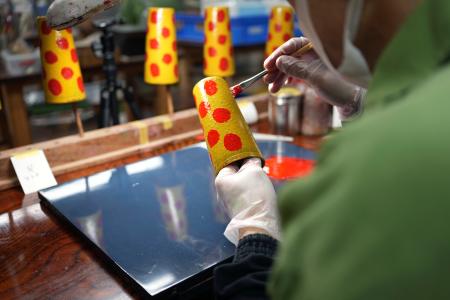 　津軽塗を作る受刑者＝２０２５年１０月、青森市の青森刑務所