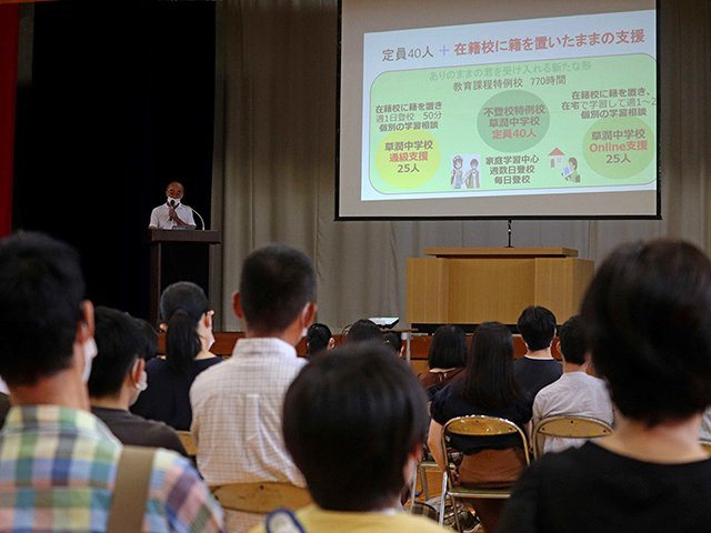 井上博詞校長が親子に学校の特色を紹介した説明会＝岐阜市金宝町、草潤中学校