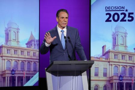 　２２日、米ニューヨークで市長選の討論会に参加するアンドルー・クオモ氏（ニューヨーク・タイムズ紙提供、ＡＰ＝共同）