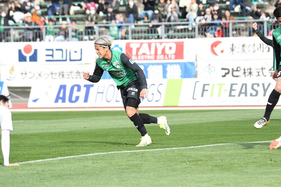 	ＦＣ岐阜×福島＝前半２１分、同点ゴールを決め、駆け出すＦＣ岐阜のＦＷ藤岡＝長良川競技場