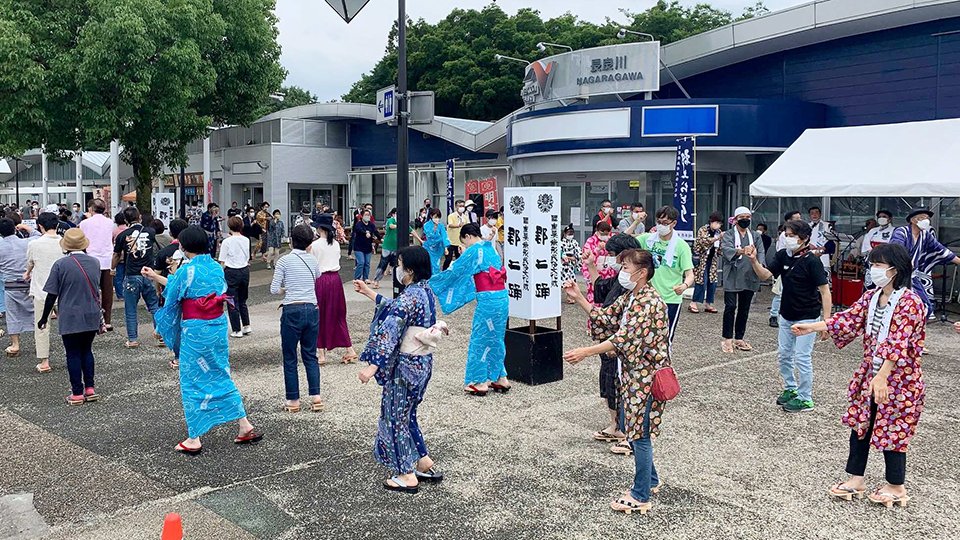 今季の郡上おどりを楽しみにする踊りファンが集った会場＝関市下有知、東海北陸自動車道長良川サービスエリア