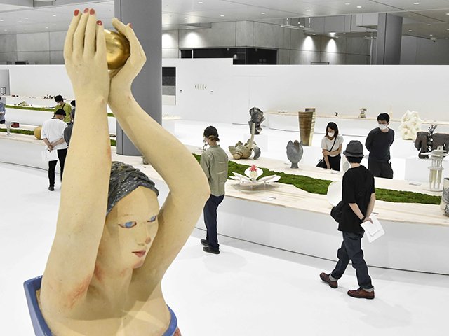 現代アート作品が並んだ国際陶磁器展美濃の会場＝多治見市東町、セラミックパークＭＩＮＯ