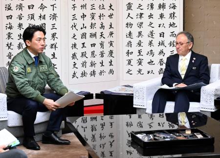 　沖縄県の玉城デニー知事（右）と会談する小泉防衛相＝８日午後、沖縄県庁