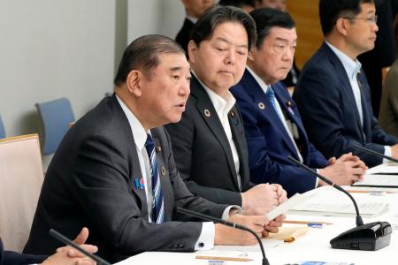 　「持続可能な開発目標（ＳＤＧｓ）」の実現を目指す推進本部会合であいさつする石破首相（左端）＝１０日午前、首相官邸