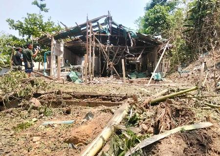 　ミャンマー国軍の空爆で破壊された、日本のＮＰＯの支援で建設された病院＝４月２３日、東部カレン州（共同）