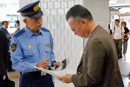 　情報提供を呼びかける神奈川県警平塚署の吉田善成署長（左）＝２０日午前、平塚市