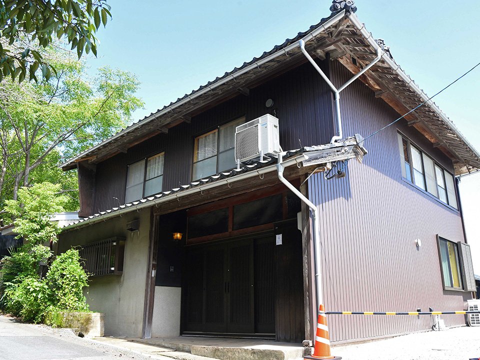 金生山の中腹に残っていた古民家を改装した「縁音」。見晴らしもいい立地が特徴＝大垣市赤坂町