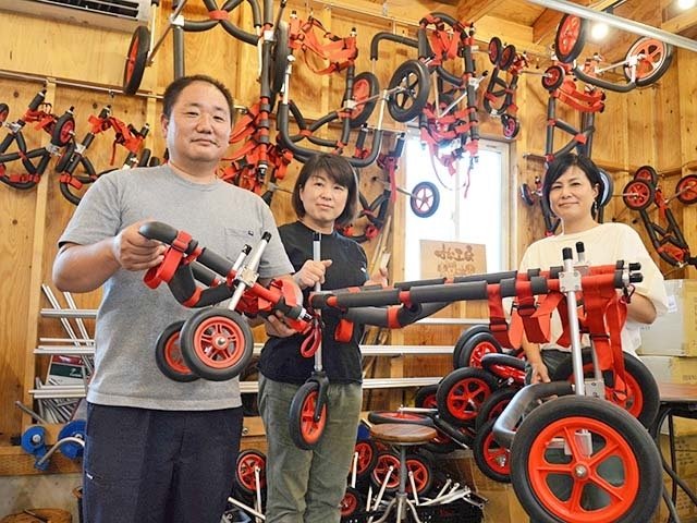車いすを手にする「はな工房」代表の阿蘇講平さん（左）ら＝揖斐郡池田町上田、はな工房