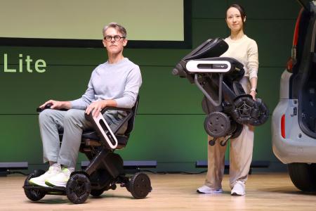 　折りたためる電動車いす「ＷＨＩＬＬ　Ｍｏｄｅｌ　Ｃ　Ｌｉｔｅ」＝３日午前、東京都内