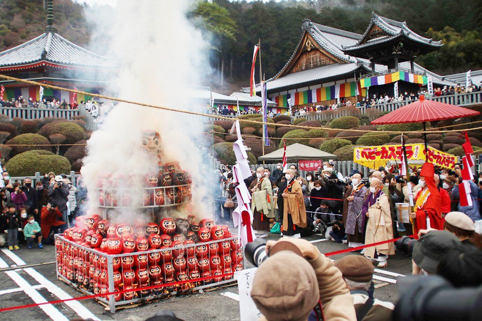 炎を上げ供養される、役目を終えただるま＝岐阜市粟野、大龍寺