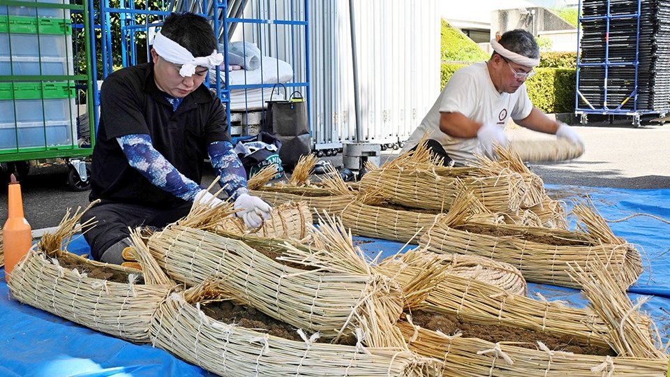 土俵の俵を作る呼び出し＝岐阜市長良福光、岐阜メモリアルセンター