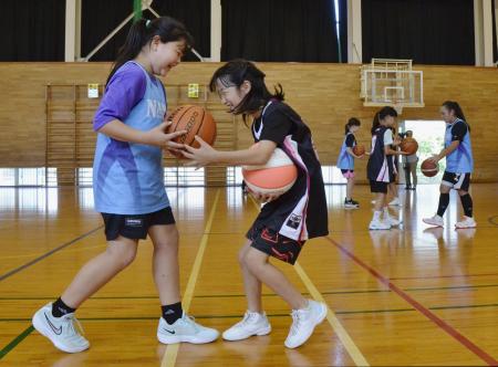 　合同でバスケットボールの練習をする醇風女子クラブと南部町スポーツ少年団の選手＝３日、鳥取市
