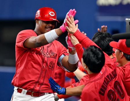 　８回、２ランを放ち、栗林（右）らに迎えられる広島・モンテロ＝バンテリンドーム