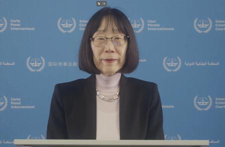 　ビデオ声明で発言する国際刑事裁判所（ＩＣＣ）の赤根智子所長＝９日（ＩＣＣ提供＝共同）