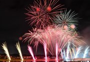 関市の夜空と川面を鮮やかに染めたスターマイン＝１３日午後８時、同市稲口、津保川河畔（撮影・山田雄大）