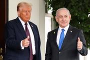 　２９日、米ホワイトハウスでイスラエルのネタニヤフ首相（右）と親指を立てるトランプ大統領（ロイター＝共同）