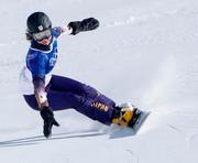 　女子パラレル大回転準々決勝　滑走する三木つばき＝リビーニョ（共同）