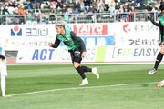 	ＦＣ岐阜×福島＝前半２１分、同点ゴールを決め、駆け出すＦＣ岐阜のＦＷ藤岡＝長良川競技場