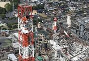 　地震で巨大な煙突が折れ従業員が犠牲となった日本製紙八代工場＝７月３０日、熊本県八代市（ドローンから）