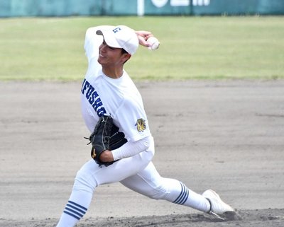 ６回からリリーフし、被安打１の無失点の県岐阜商のエース柴田蒼亮＝弘光舎レインボー