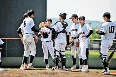 瑞浪×東濃実＝４回裏、ピンチでマウンド上に集まり、笑顔を見せる瑞浪の内野陣＝カヤバ