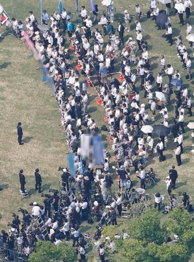 　第２７回参院選が公示され、街頭演説に集まった聴衆。２０日投開票に向けて選挙戦が始まった＝３日午前、神戸市（共同通信社ヘリから、画像の一部を加工しています）